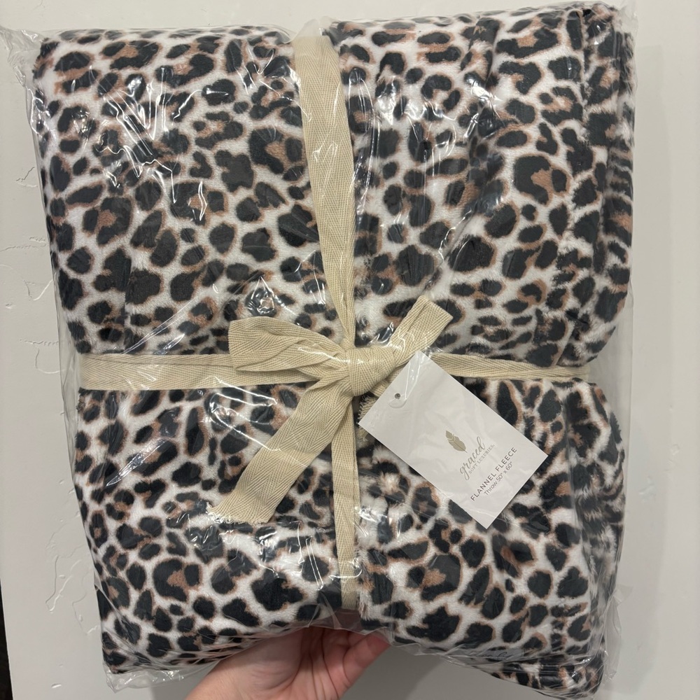 New Graced Soft Luxuries Throw